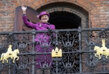 ذهبت الملكة مارجريت للاحتفال بيوبيلها الذهبي في مجلس بلدية كوبنهاجن. لكن هناك، كان ينتظرها رجل لياقتي عليها البيض!