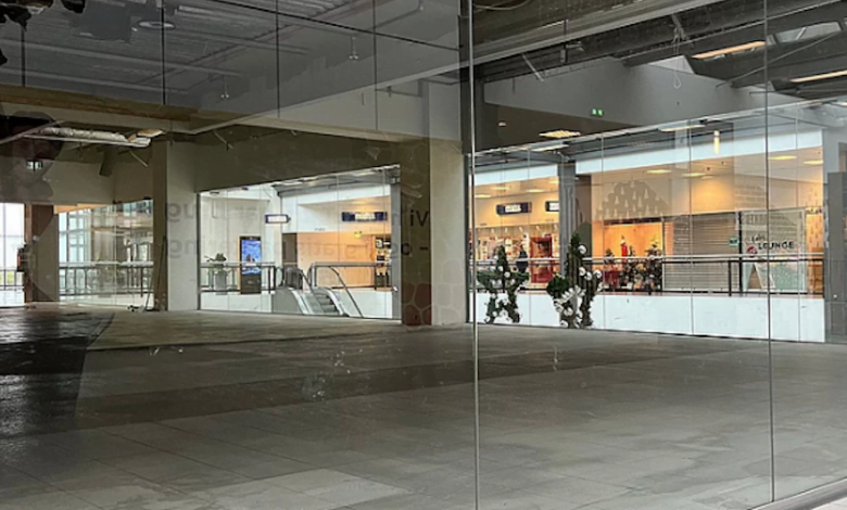 يعاني أول مركز مغلق للتسوق في يولاند City Vest من إغلاق المحلات التجارية نتيجة كساد حركا التجارة في المركز بعد التغير السكاني الأخير في