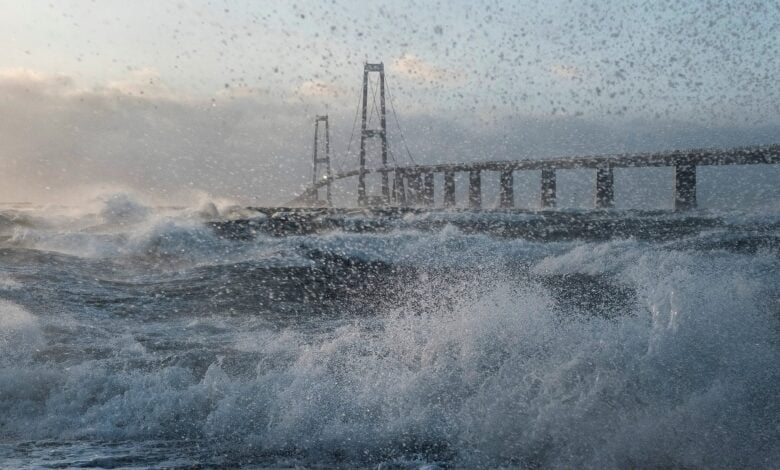 تسبب الطقس العاصف بشدة في هبوب رياح قوية في أنحاء الدنمارك ما قد يسبب خطراً على السائقين خاصة على جسر Storebæltsbroen.