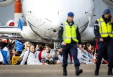 قام نشطاء المناخ من ضمن حملة مظاهرات في أمستردام بمحاصرة الطائرات الخاصة في مقال شيفول بأمستردام مما تسبب بتعطيل حركتها ومنع إقلاعها! 