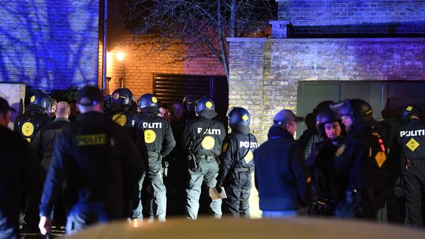 حاصرت شرطة كوبنهاجن 150 مشجع لكرة القدم كانوا على وشك الاشتباك في Valby وذلك بعد مباراة كرة قدم بين دورتموند وبروندبي.