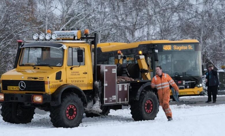 تسبب تساقط الثلوج في انزلاق العديد من السيارات بالإضافة إلى انقلاب حافلة وشاحنة على الطريق، وأوردنا لك تحديثات الطقس لبقية الأسبوع.