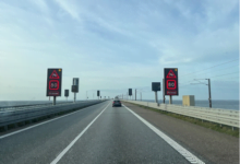 تتأثر السيارات الحساسة للرياح على جسر Storebæltsbroen بالرياح القوية التي تهب شتاء مما يتسبب بوقوع الحوادث  نتيجة لذلك