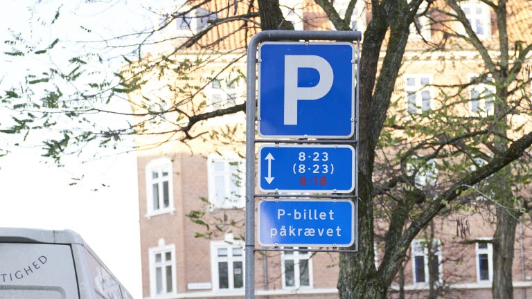 يواجه مواطنو بلدية Tårnby مشكلة في صف السيارات في الفترة الأخيرة نتيجة تأخر وصول الحديد اللازم لصناعة لافتات الطرق الجديدة.