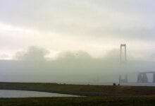 تحذر إدارة الطرق الدنماركية Sund & Bælt من ضباب كثيف يخيم على جسر Storebæltsbroen بالإضافة إلى توقعات لطقس متغير عبر المناطق المختلفة من