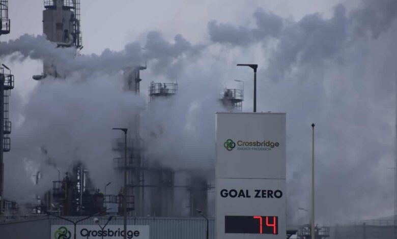 تسرب لمواد نقطية أدى إلى حريق في مصفاة Crossbridge Energy المسؤولة عن إنتاج 35% من الوقود الدنماركي، وهنا آخر التحديثات.
