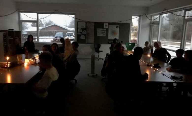 تم قطع الكهرباء عن مدرسة  Horsens الدعوة Egebjerg ليوم كامل ما اضطر الطلاب إلى التعلم وممارسة نشاطاتهم في الظلام! لكن لما ذلك؟