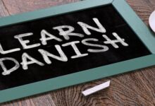 يعاني الكثيرون أثناء محاولتهم تعلم اللغة الدنماركية. وذلك نتيجة احتوائها على الكثير من المصطلحات بالإضافة إلى الكثير من الكنايات.
