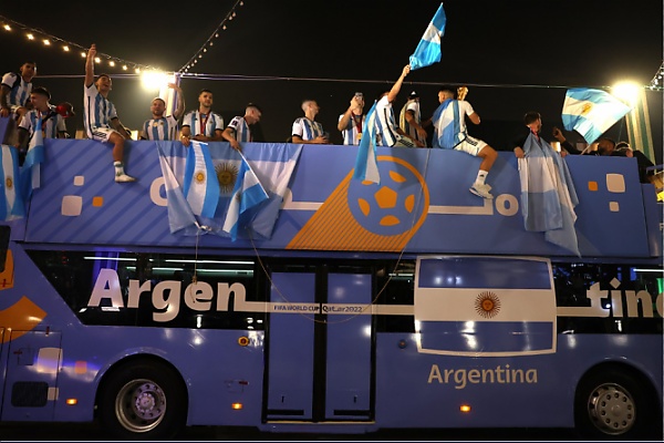 جابت حافلة مكشوفة يعلوها ميسي وزملاؤه من منتخب الأرجنتين طرقات مدينة لوسيل القطرية التي أقيمت فيها اللعبة النهائية لمونديال قطر 2022.