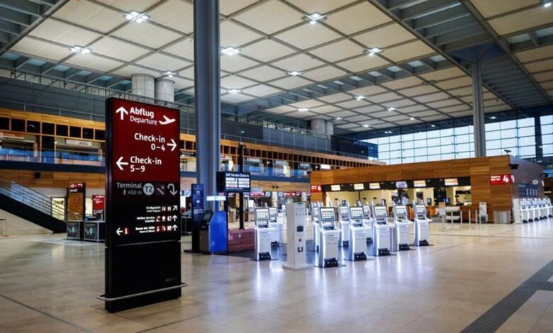 تسبب إضراب واسع بين عمال مطار برلين في إلغاء جميع الرحلات الجوية يوم الأربعاء احتجاجاً على عدم كفاءة الأجور أمام التضخم الجاري.