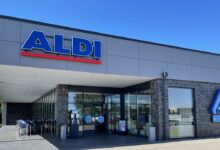 تجري Aldi تخفيضات كبيرة على أغلب بضائعها قبل أن تقوم بإغلاق متاجرها بشكل نهائي في موعد أقصاه 9 فبراير. وهنا موعد التخفيضات المرتقبة.