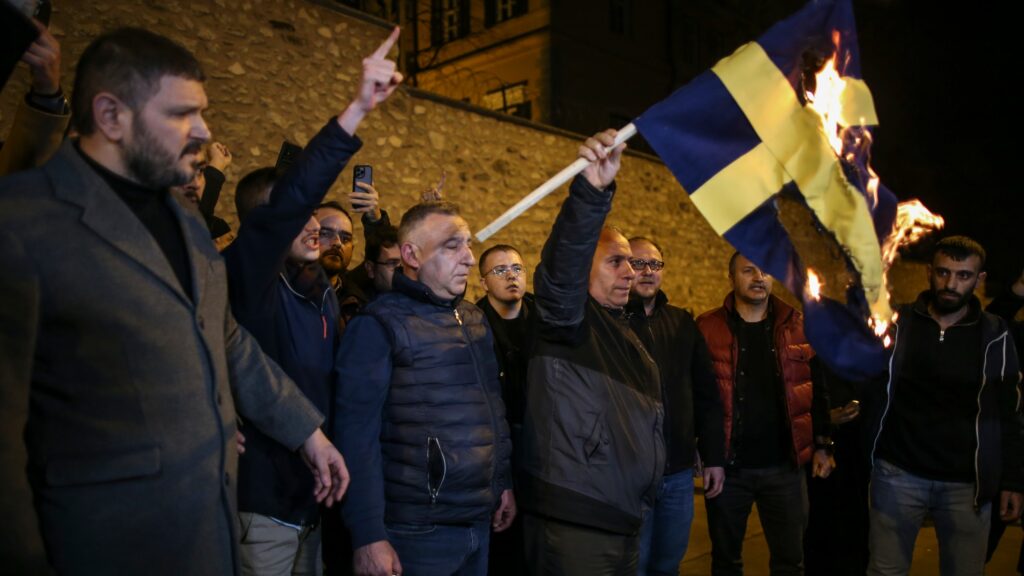 عاد بالودان إلى استعراضه عن طريق حرق المصحف أمام الجماهير. لكن رد المسلمون الأتراك بطريقتهم أيضاً أمام القنصلية السويدية.