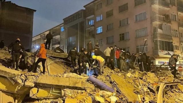 زلزال يضرب تركيا وشمال سوريا ويتسبب بمقتل مئات الأشخاص في المحافظات السورية الشمالية كاللاذقية وحلب وحماة.