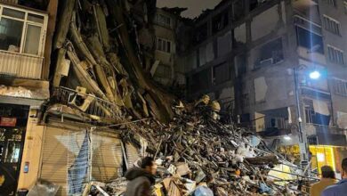 زلزال يضرب تركيا وشمال سوريا ويتسبب بمقتل مئات الأشخاص في المحافظات السورية الشمالية كاللاذقية وحلب وحماة.