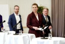 عقدت الحكومة اليوم مؤتمر صحفي لإصدار قرارات جديدة تتعلق بالقطاع الصحي في الدنمارك لتلبية متطلباته بهدف تحسين أدائه.