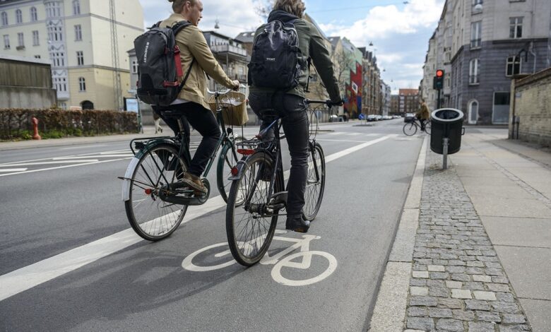 تعاني شرطة كوبنهاجن من القيادة السريعة على مسارات الدراجات والتي كثيراً ما تتسبب بحوادث خطيرة سواء للسائقين الآخرين أم للمشاة.