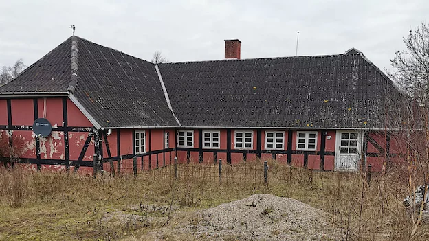 نقدم لكم أرخص منزل معروض للبيع الآن في الدنمارك والذي يقع في Funen وتلتحق به أرض مساحتها 1931 متراً بهذا السعر فحسب...