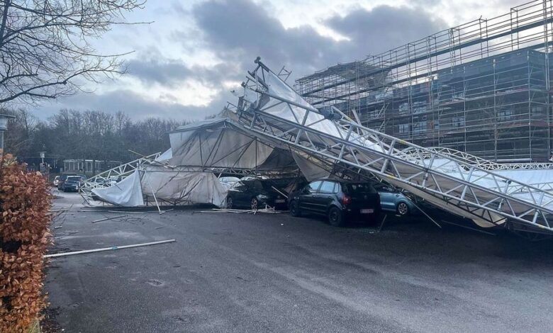 تضررت أكثر من 50 سيارة وتم إخلاء الأبنية المجاور لمهب الريح العاصفة الشديدة المتوقع استمرارها حتى اليوم السبت في هذه المناطق الدنماركية.