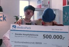 تم التبرع بمبلغ نصف مليون كرون لمهرجين دنماركيين يعملان في المشافي الدنماركية ليقومو وزملاؤهم بزيارة الأطفال المرضى والحزينين.