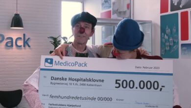 تم التبرع بمبلغ نصف مليون كرون لمهرجين دنماركيين يعملان في المشافي الدنماركية ليقومو وزملاؤهم بزيارة الأطفال المرضى والحزينين.