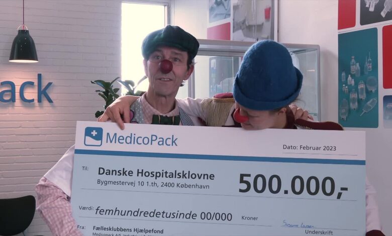 تم التبرع بمبلغ نصف مليون كرون لمهرجين دنماركيين يعملان في المشافي الدنماركية ليقومو وزملاؤهم بزيارة الأطفال المرضى والحزينين.