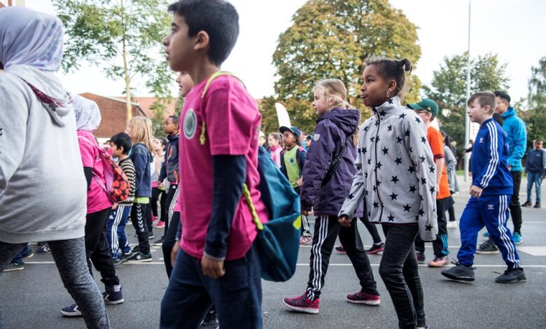 هل تؤيد الحكومة الدنماركية الجديدة القرار القائل بحظر الحجاب في المدارس الابتدائية لضمان حرية القرار والإديان للفتيات الصغيرات؟