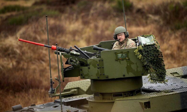 جندي يقود آلية عسكرية خلال تدريبات تنظمها الدنمارك بالتعاون مع واشنطن