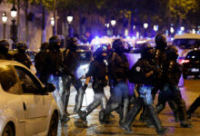 قمع الاحتجاجات التي تشهدها البلاد بواسطة عناصر من الشرطة الفرنسية